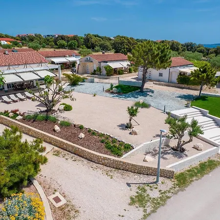 Seaside House For Families With Children Mandre, Pag - 22604 Feriehus Kolan